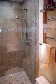 Shower with natural pebblestone accent